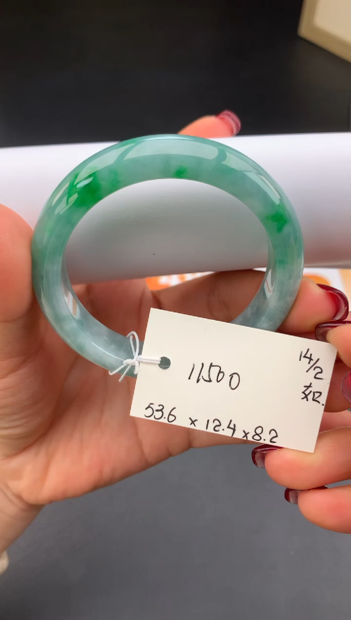 【闪购商品】翡翠手镯未镶嵌 #情人节#送礼，下单联系客服核对地址~