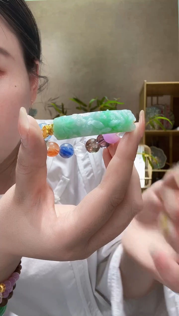 翡翠未镶嵌颈饰手牌