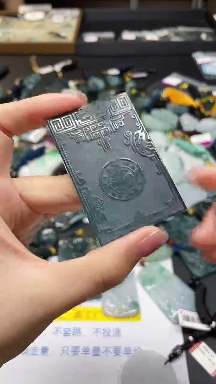 翡翠未镶嵌颈饰 多样性发其一