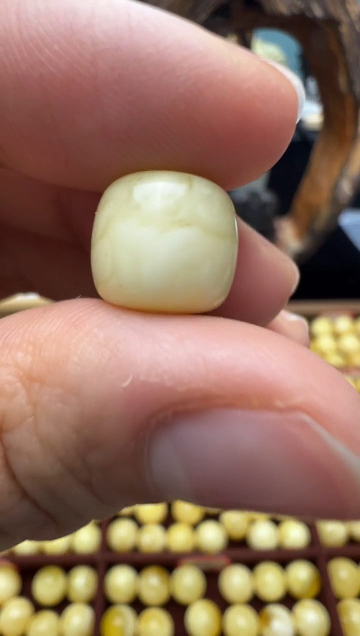 【闪购商品】蜜蜡裸石未镶嵌俄料微瑕老型11.3mm0.915克