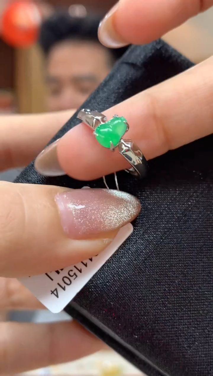 未镶嵌戒指翡翠戒指