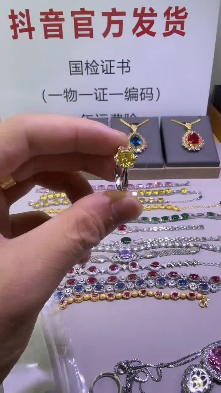 18K金镶嵌戒指/指环钻石22