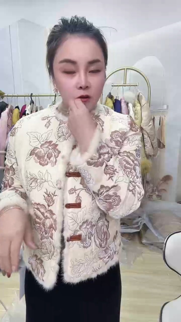 22号生日刺绣羽绒服1件