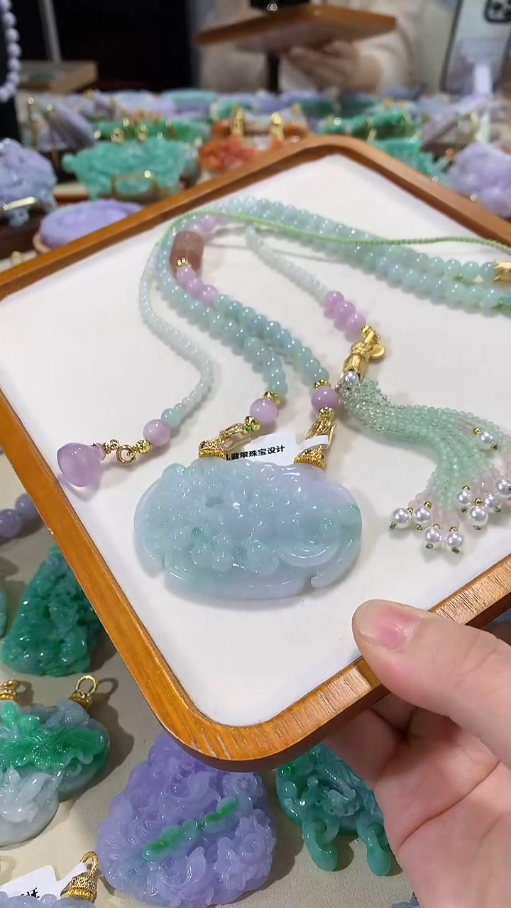 颈饰未镶嵌翡翠吊坠