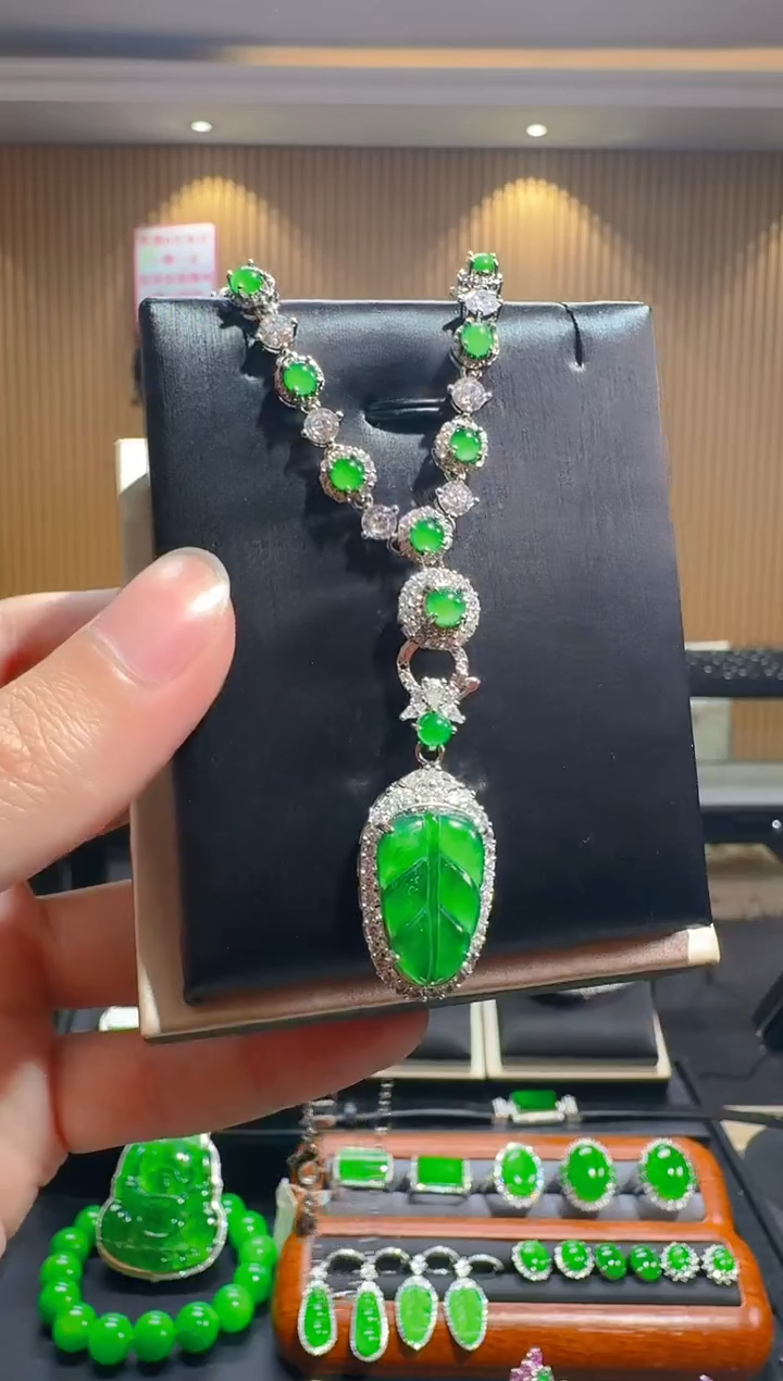 【闪购商品】翡翠吊坠(赠链)未镶嵌天然A货翡翠