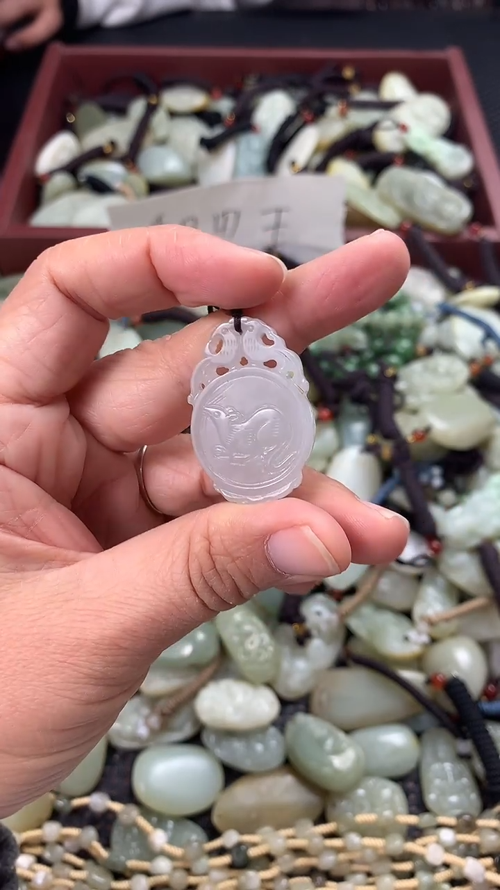 颈饰未镶嵌和田玉（多样性发一件）没有证书有瑕