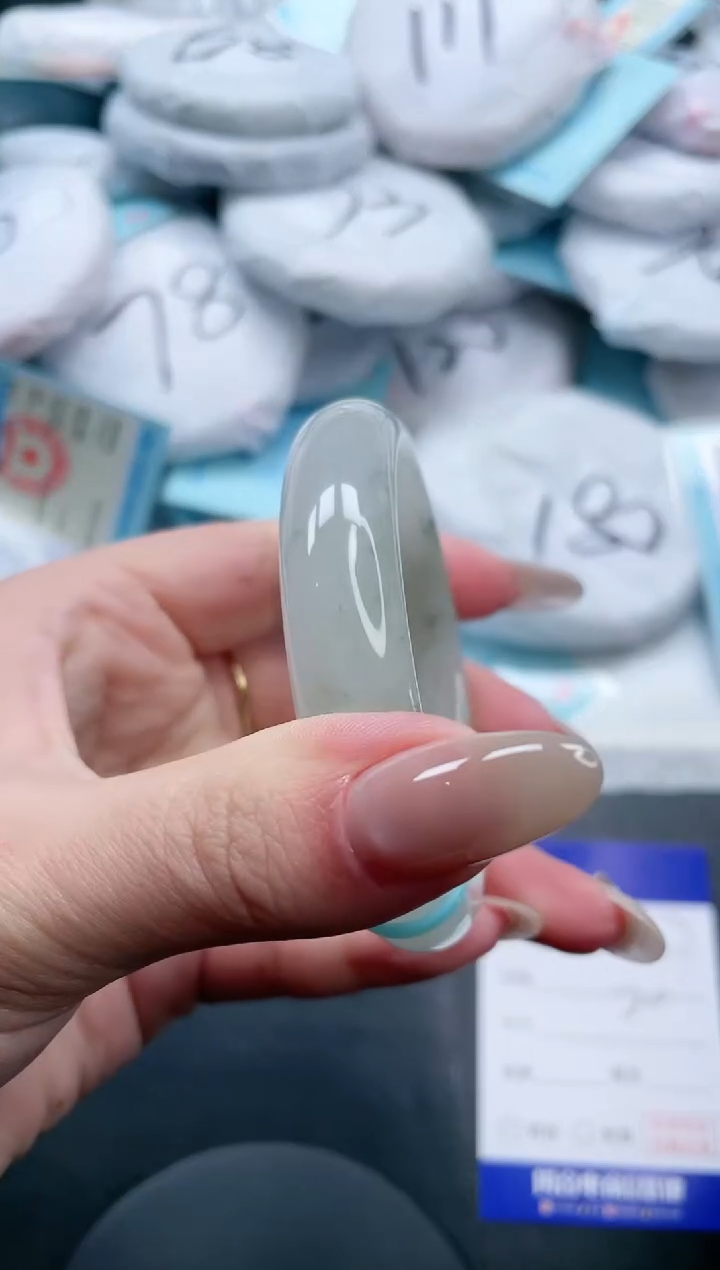 【闪购商品】石英质玉手镯未镶嵌17V317-54