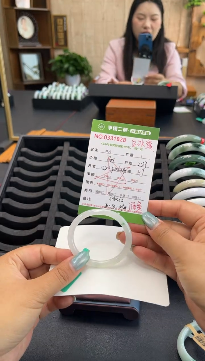 【闪购商品】翡翠手镯（贵妃镯）未镶嵌多人