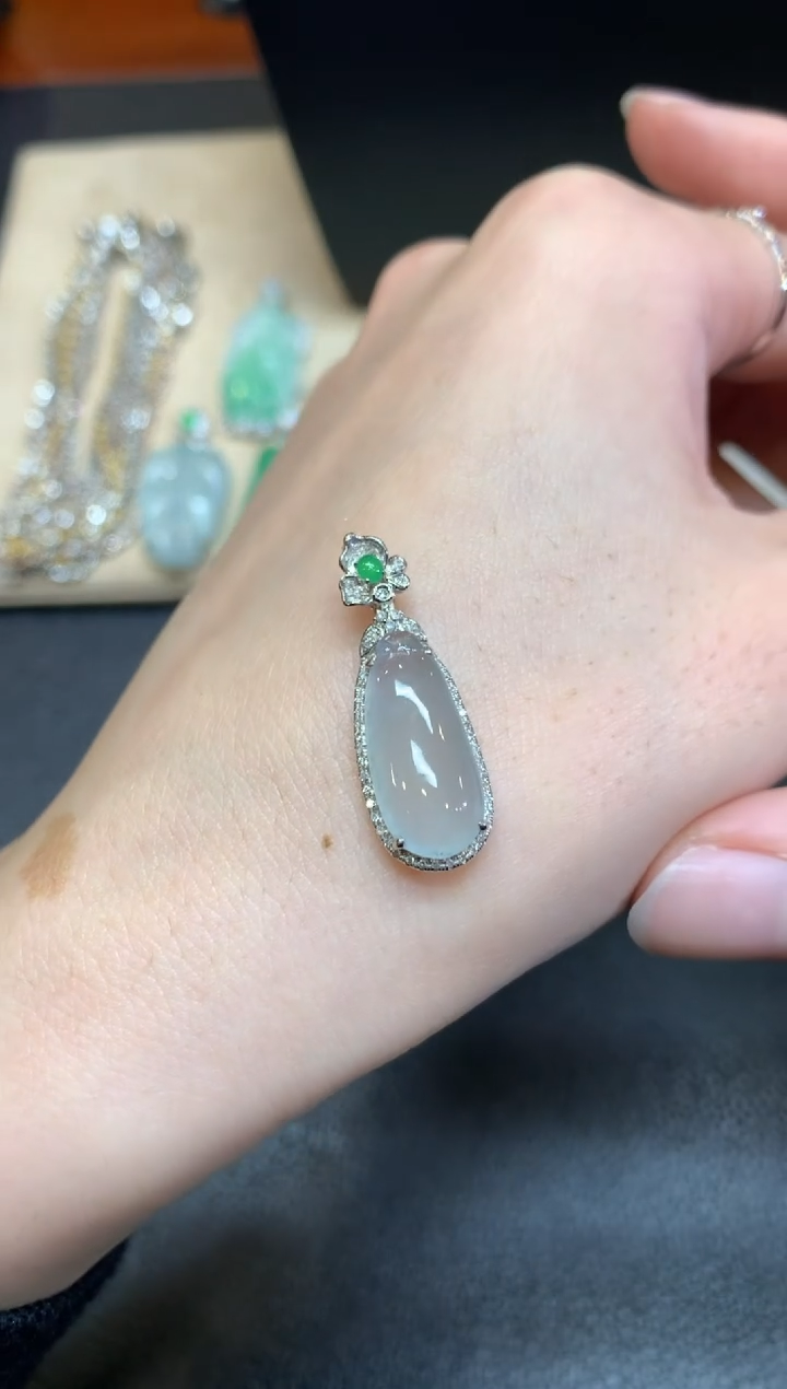 【闪购商品】翡翠颈饰18K金镶嵌福瓜【无服务费】