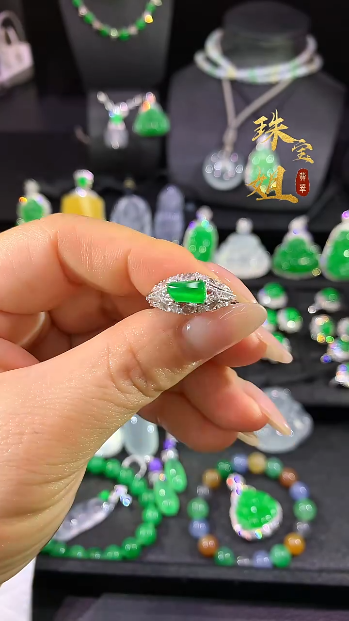 18K金镶嵌戒指翡翠戒指