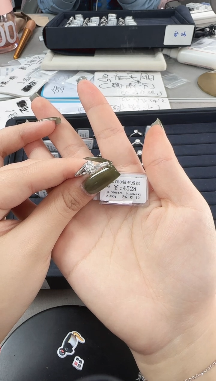 【闪购商品】钻石戒指/指环18K金镶嵌A010116746