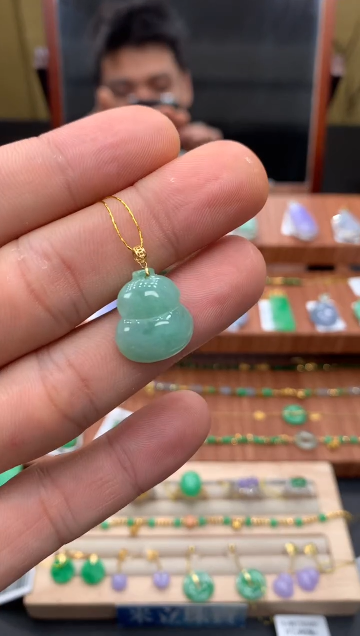 颈饰18K金镶嵌翡翠葫芦