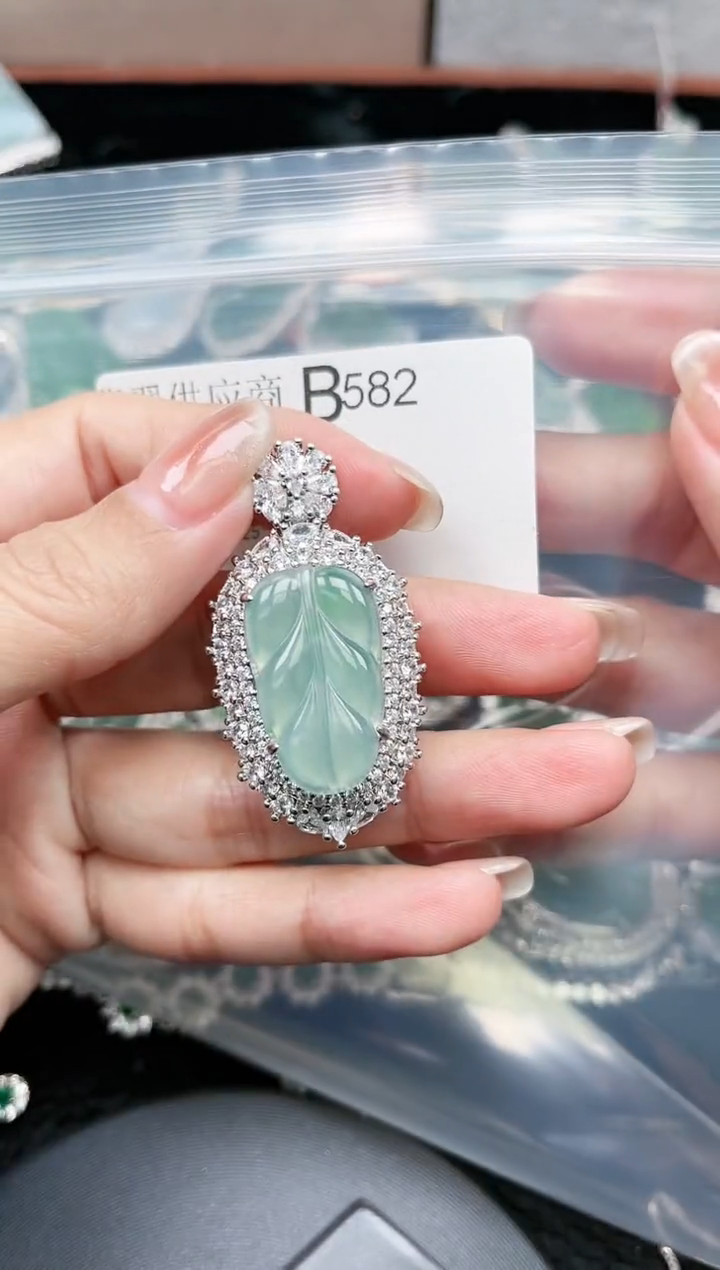 【闪购商品】翡翠颈饰未镶嵌582赠皮绳