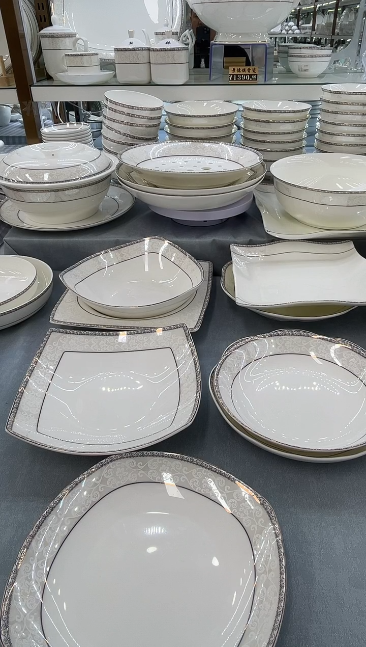 骨瓷玲珑8饭4个   