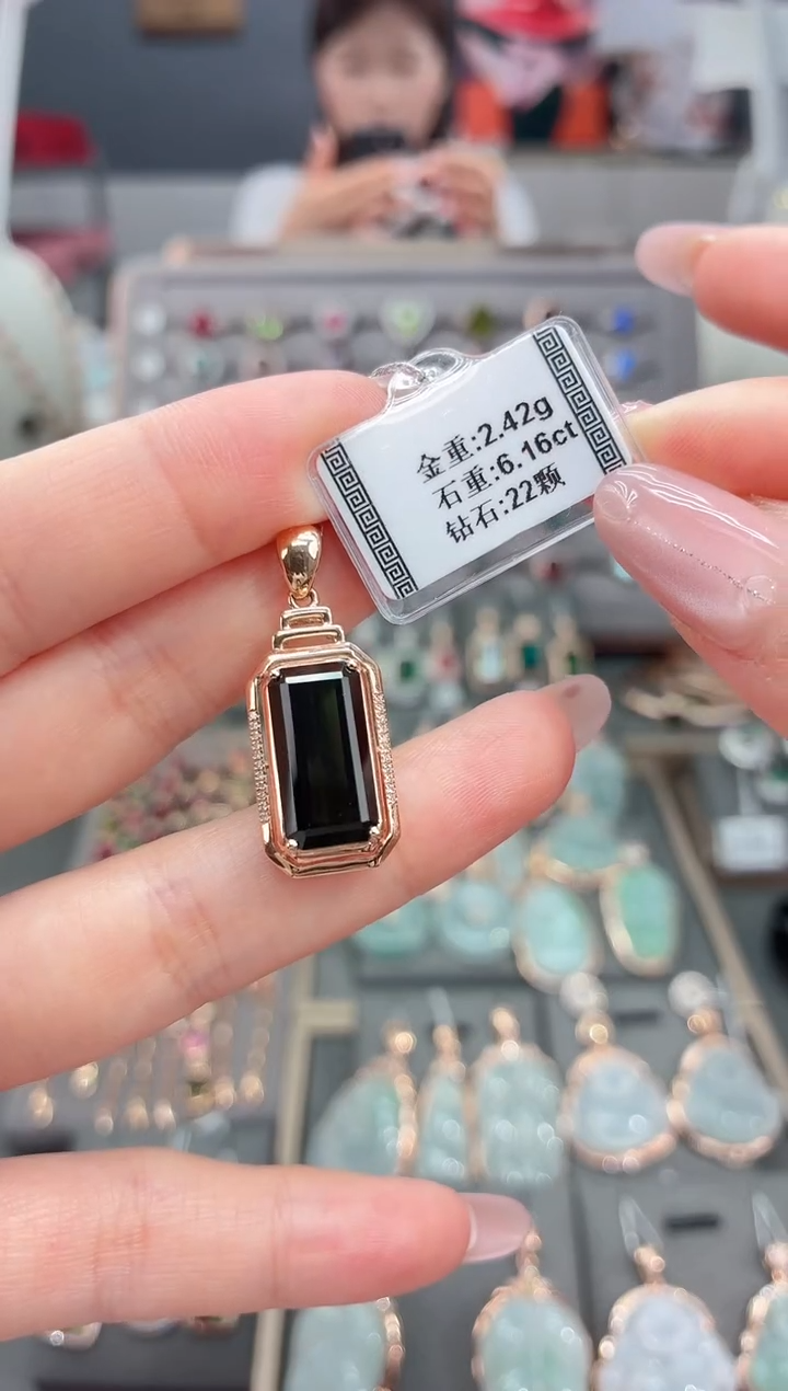 颈饰18K金镶嵌碧玺6.116      