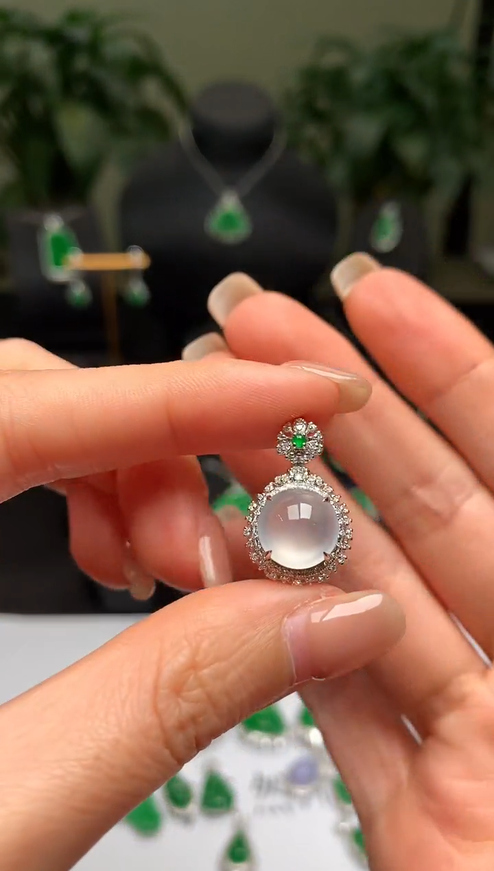 颈饰18K金镶嵌翡翠冰蛋