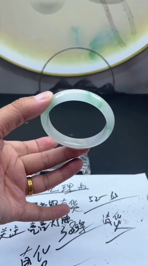 下单就是图片的手镯，放心冲！A180