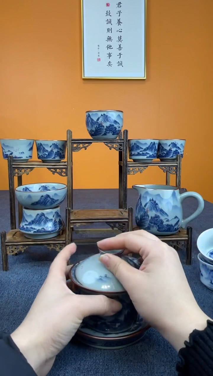 勇*景德镇釉里红1盖碗1公道杯2主人杯