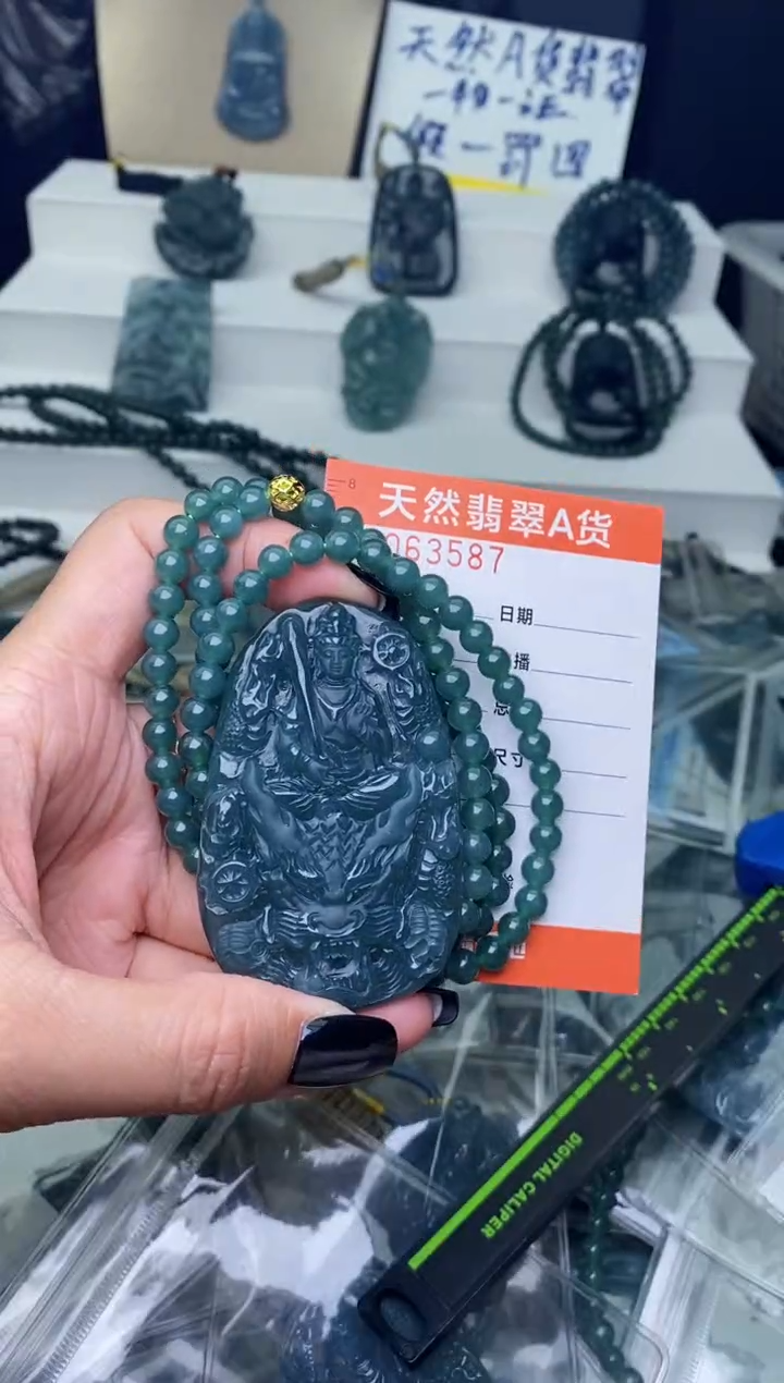 【闪购商品】翡翠颈饰未镶嵌··········