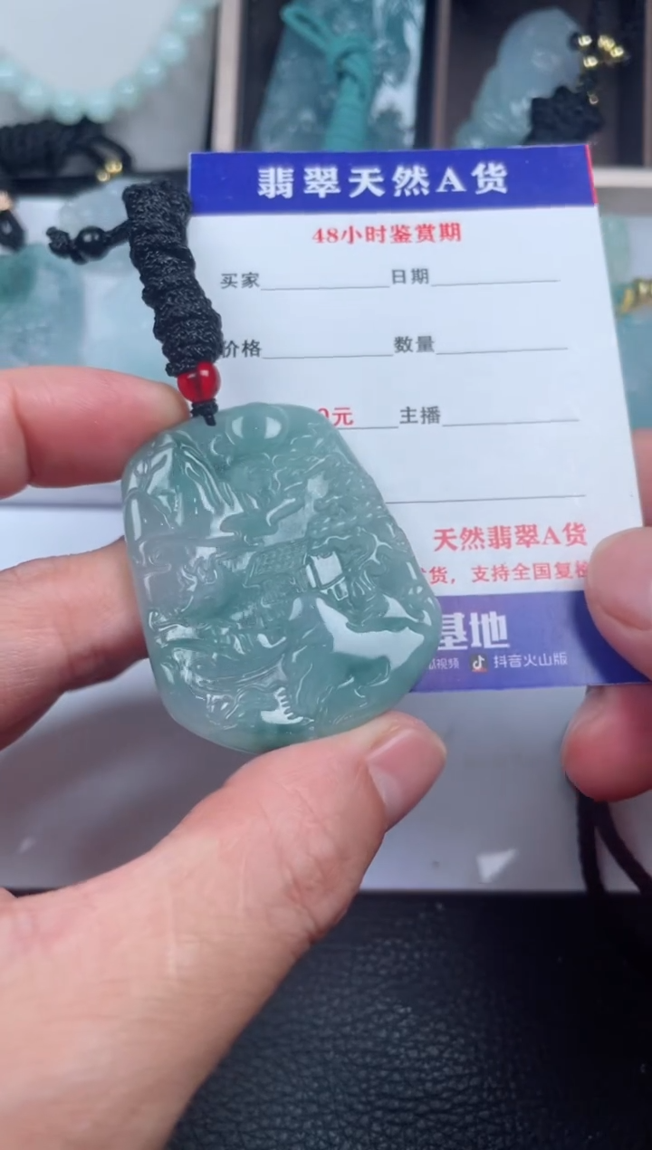 翡翠未镶嵌颈饰         