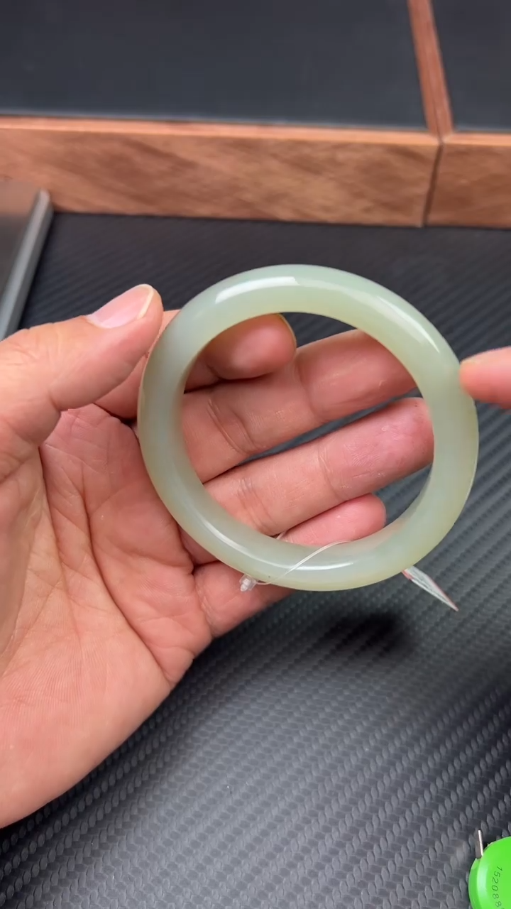 【闪购商品】和田玉手镯未镶嵌且末微色差近矿56  k