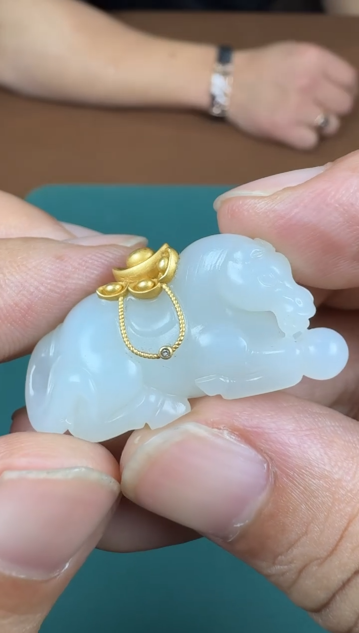 颈饰18K金镶嵌和田玉安**莉1