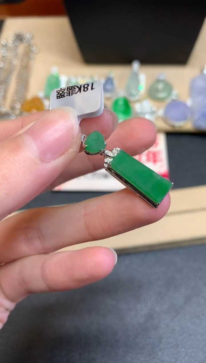 【闪购商品】翡翠颈饰18K金镶嵌无事牌【无服务费】