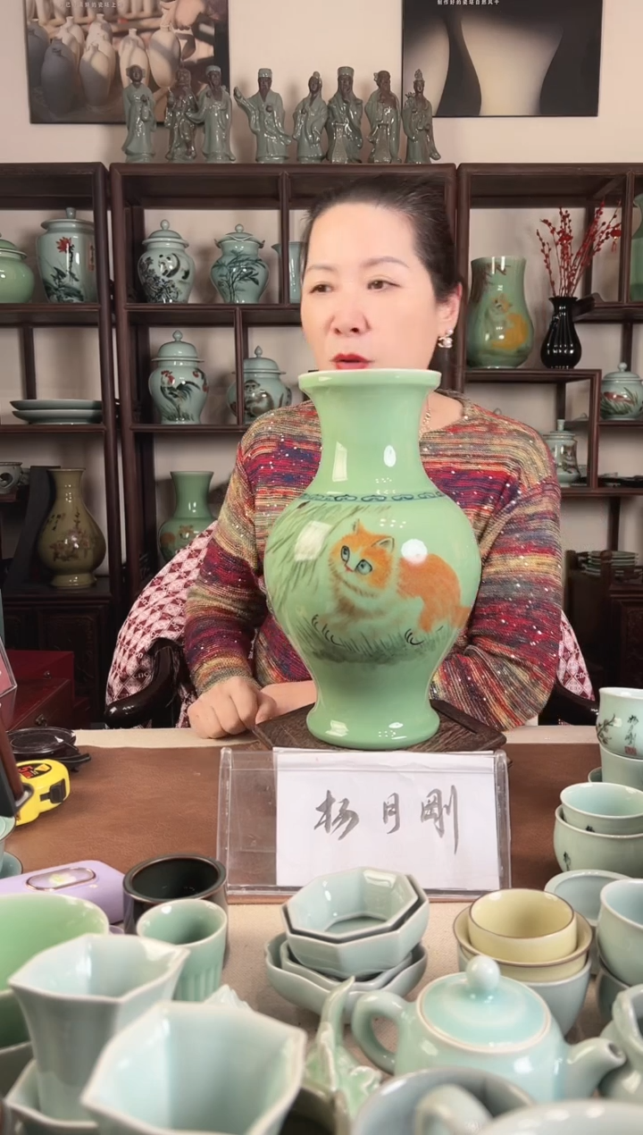 釉中彩 猫画 花瓶L