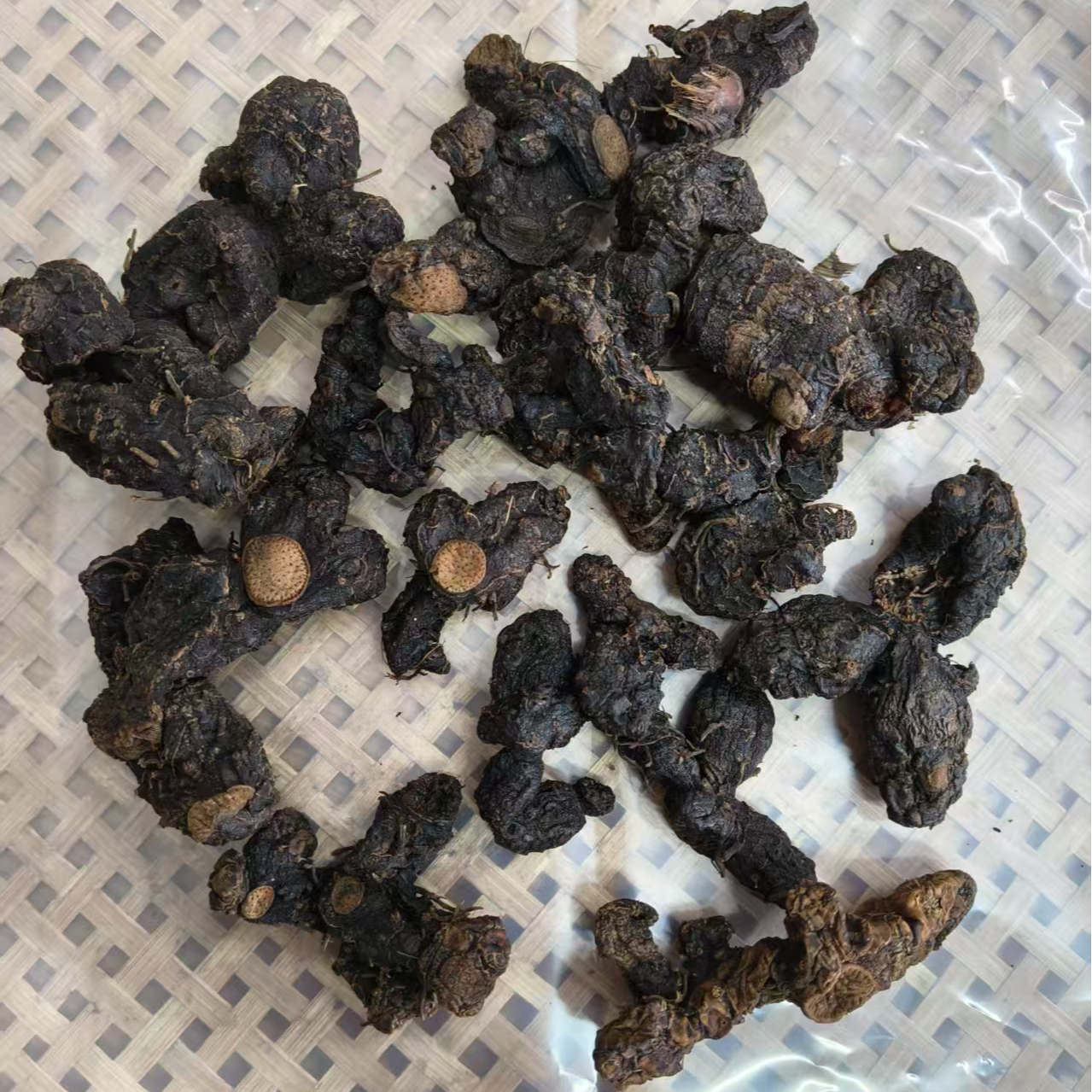 蒸晒靓黄精山姜~九制的直接生吃或泡水喝~三制的可煲汤或泡酒