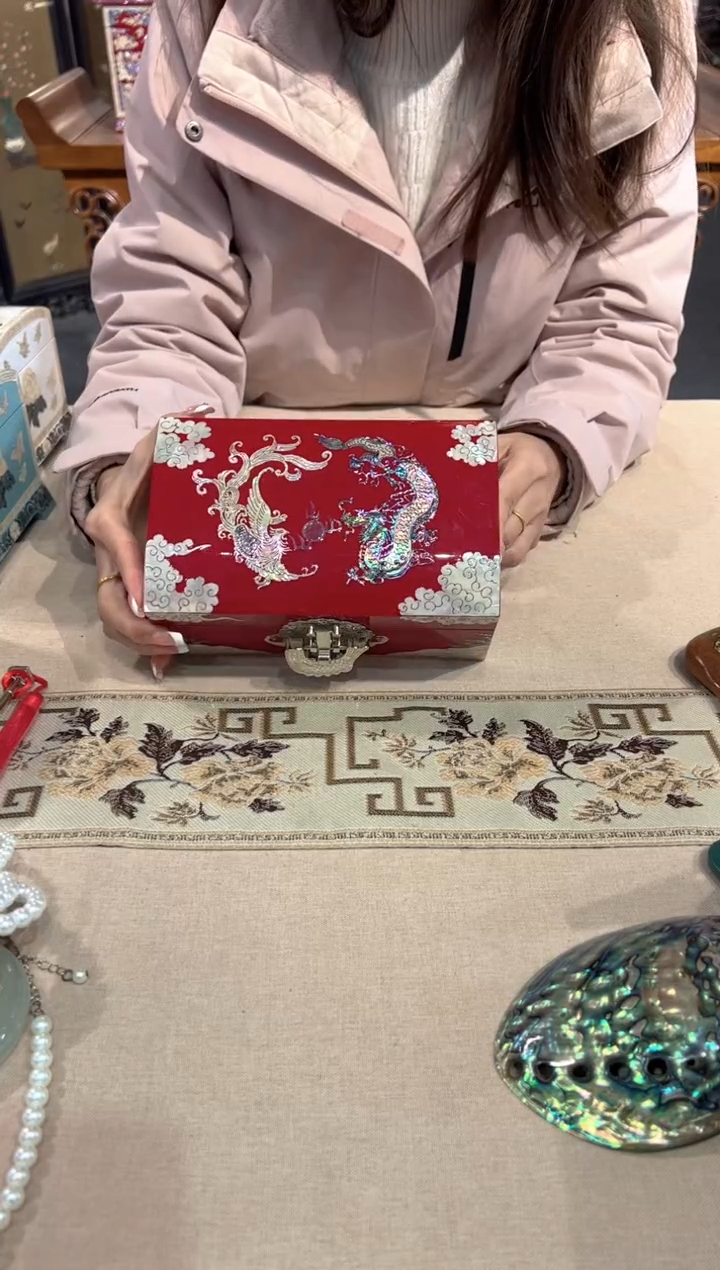 【闪购商品】大红鱼锁绒布底弘贝雅螺钿漆器文化馆