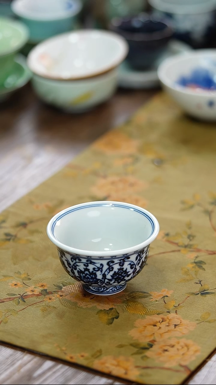 瓷景德镇陶瓷茶器缠之莲中号压手杯