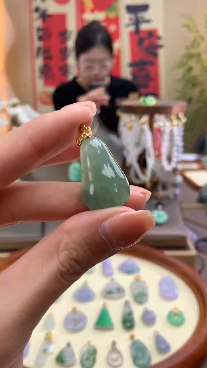 【闪购商品】翡翠颈饰18K金镶嵌福瓜