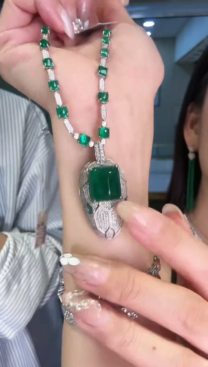 18K金镶嵌项链祖母绿21.08ct