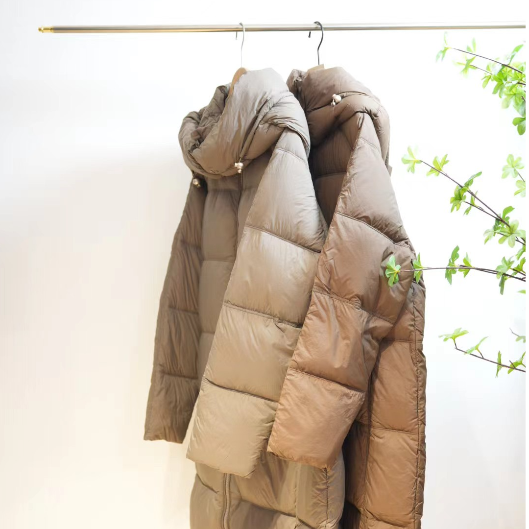 3-688-一款两色冬季轻量长款连帽泡芙羽绒服女(5306)