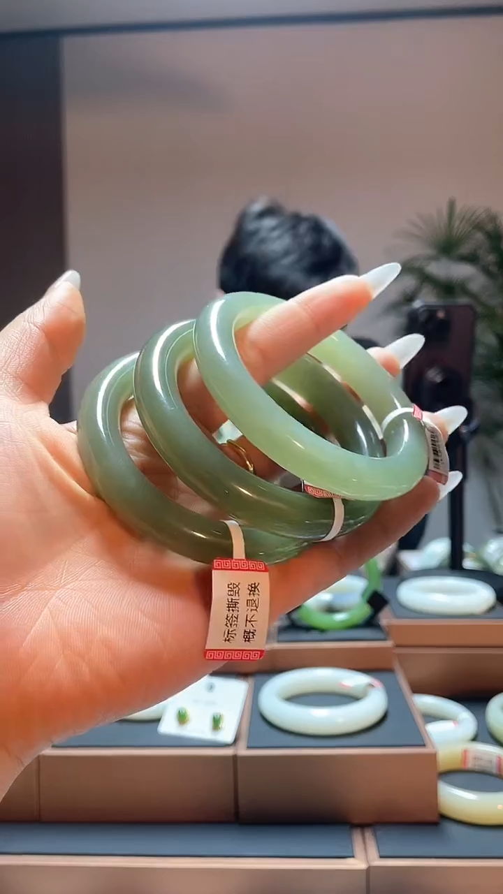 【闪购商品】和田玉手镯未镶嵌湖水绿54-59多样性发一