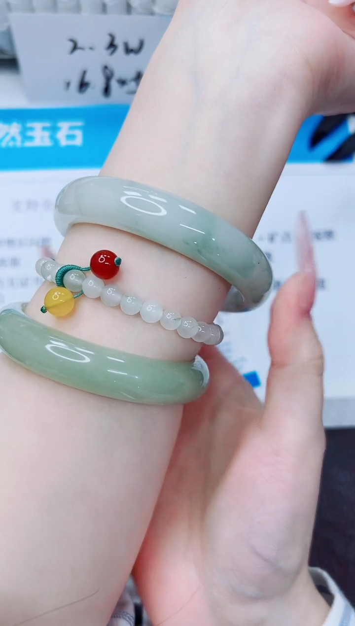 石英质玉手镯未镶嵌180/60.5