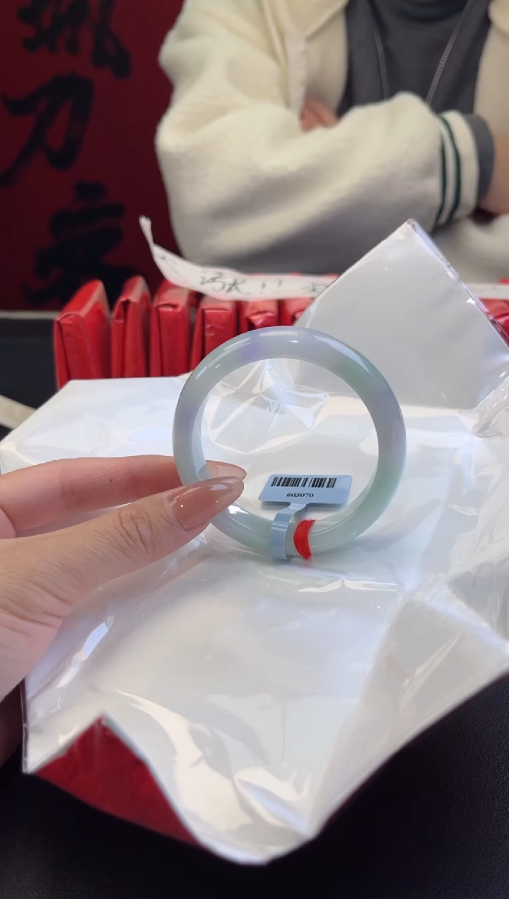 【闪购商品】翡翠手镯未镶嵌22翡翠手镯(微瑕）