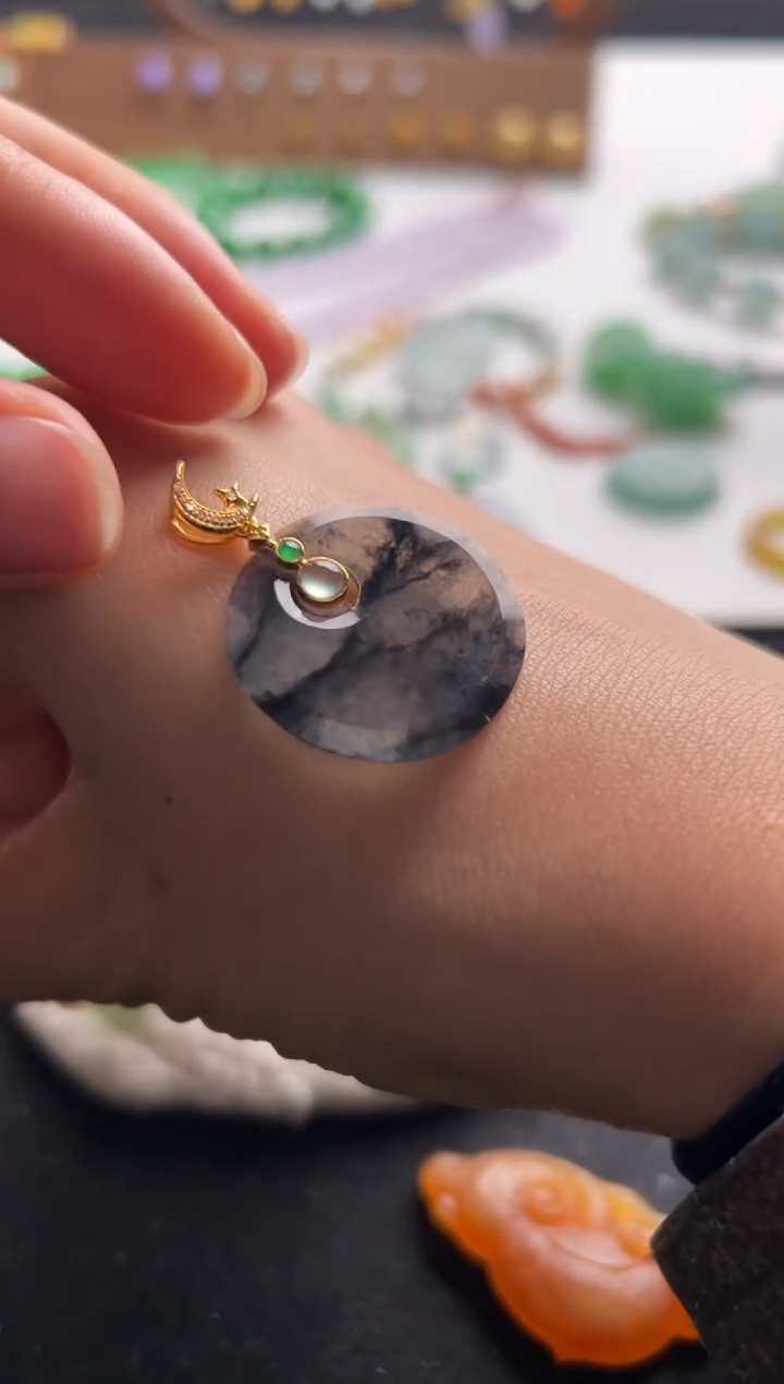 【闪购商品】定制翡翠18K金镶嵌乌鸡圆牌2200+220-lh