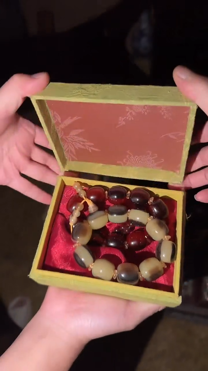 香榧木红角手串一对