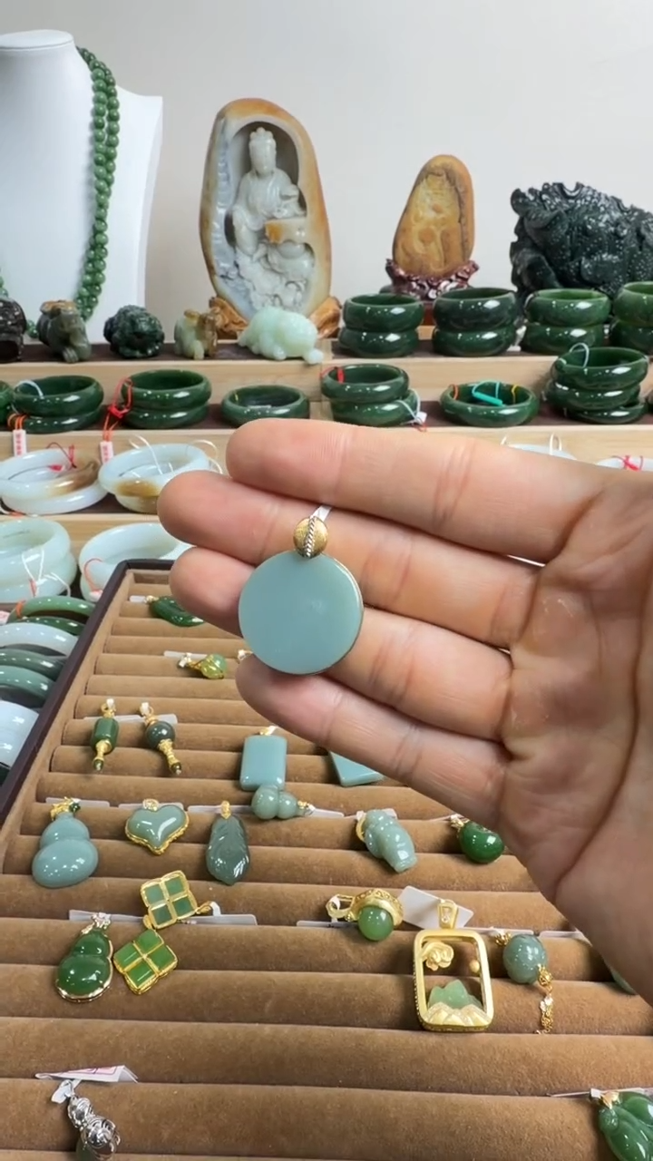 颈饰18K金镶嵌和田玉挂件