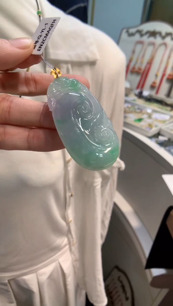 颈饰18K金镶嵌翡翠如意