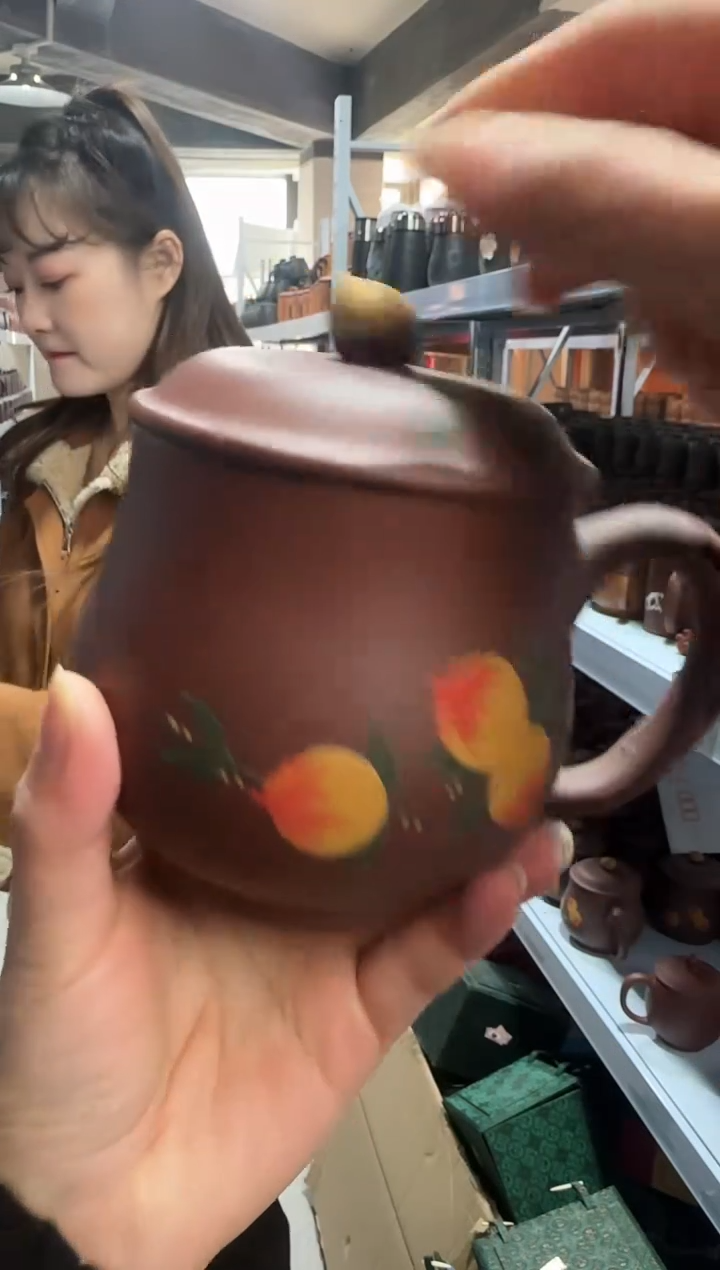 【闪购商品】紫砂盖杯紫砂盖杯紫泥堆绘i桃子