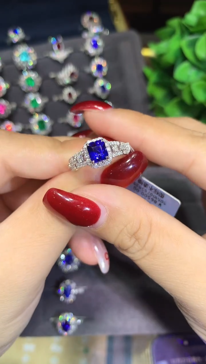 戒指蓝宝石18K金镶嵌1.5ct