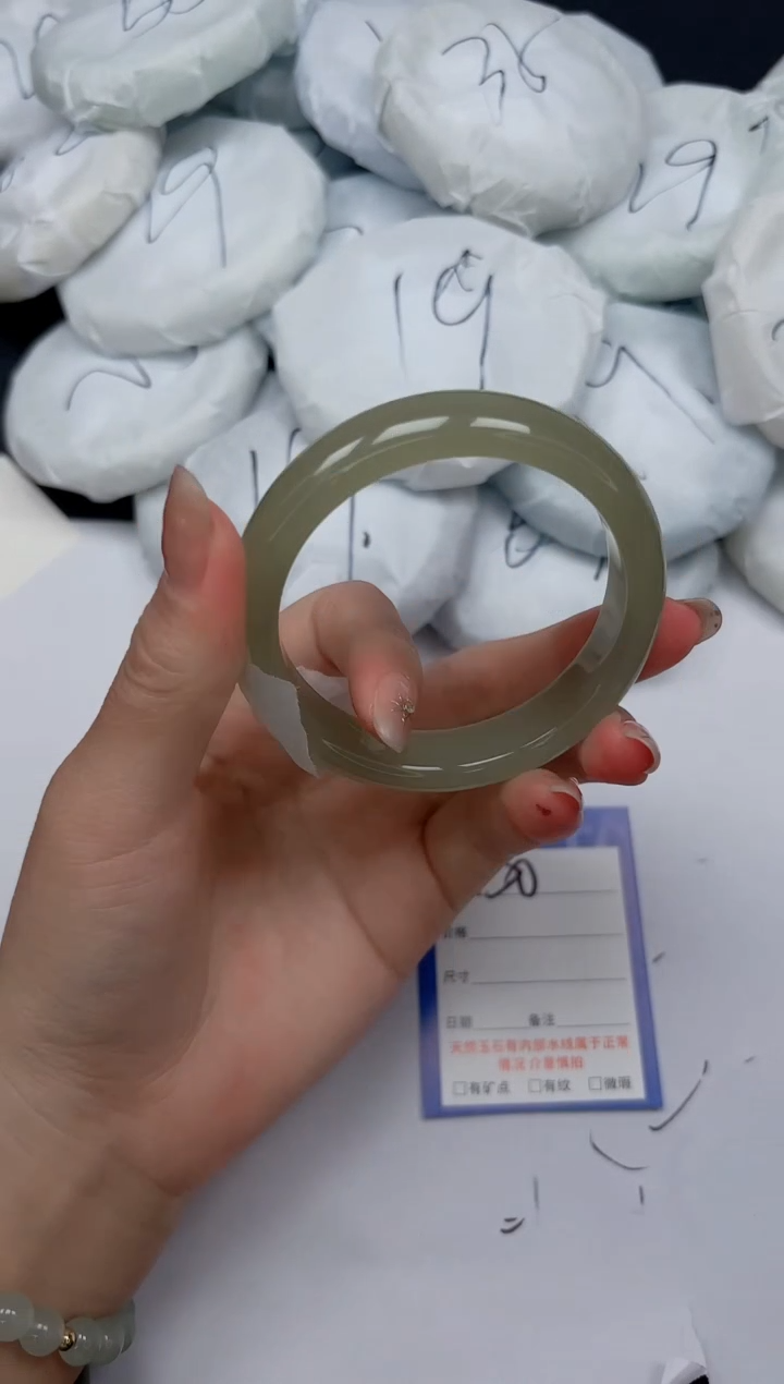 未镶嵌手镯石英质玉130/58.3