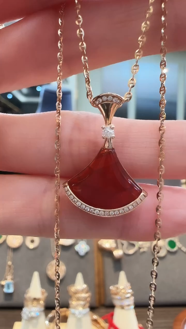 18K金镶嵌定制玛瑙18K金钻石裙子吊坠不含链