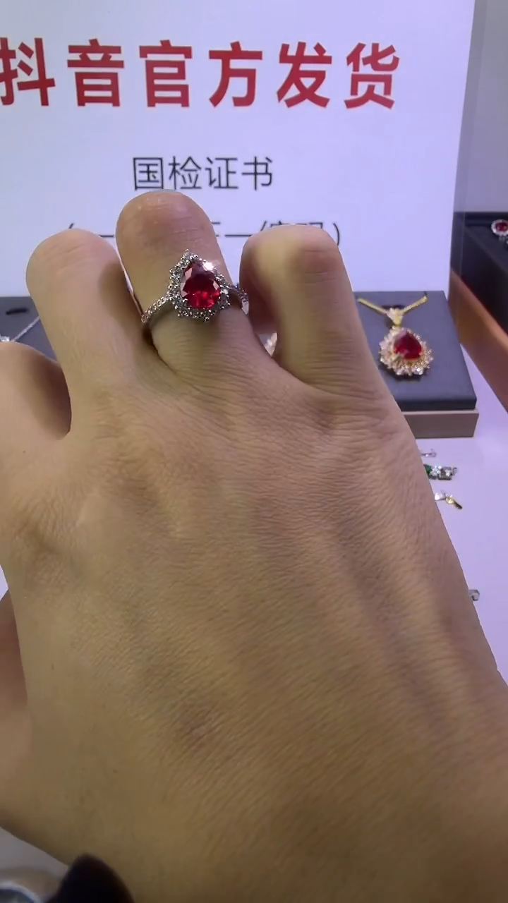 18K金镶嵌戒指红宝石72