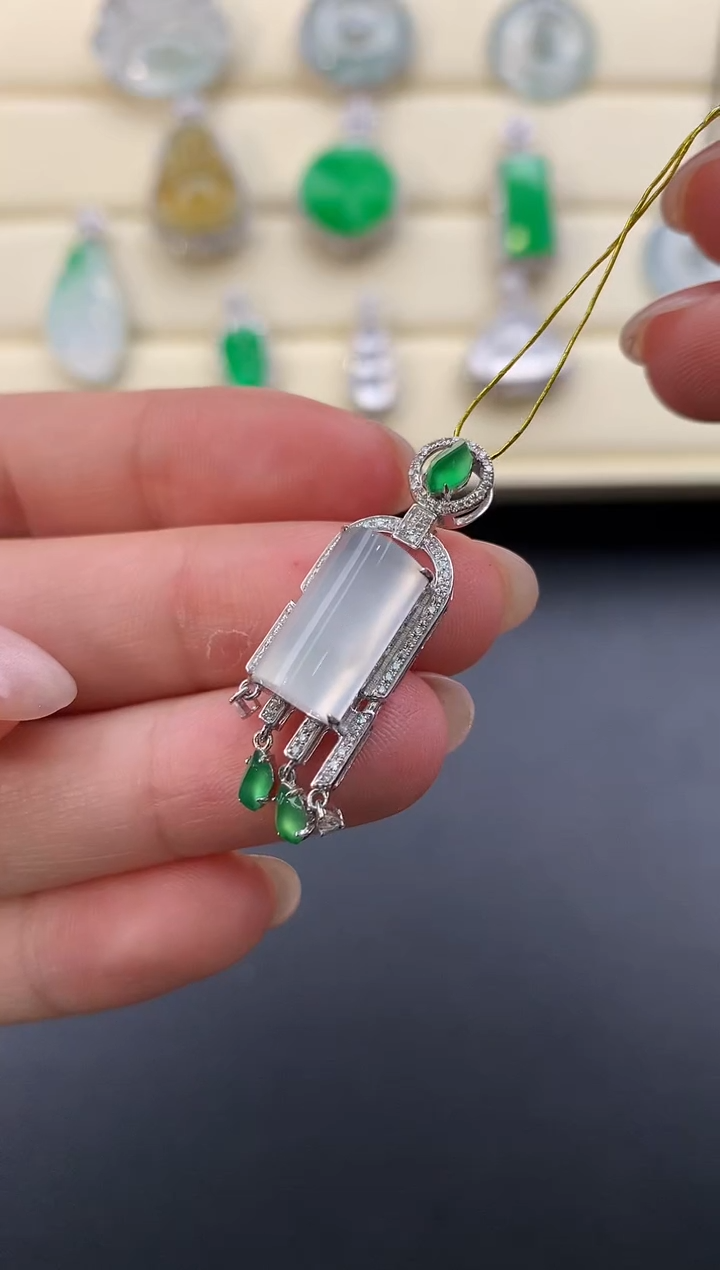 【闪购商品】翡翠颈饰18K金镶嵌D932     