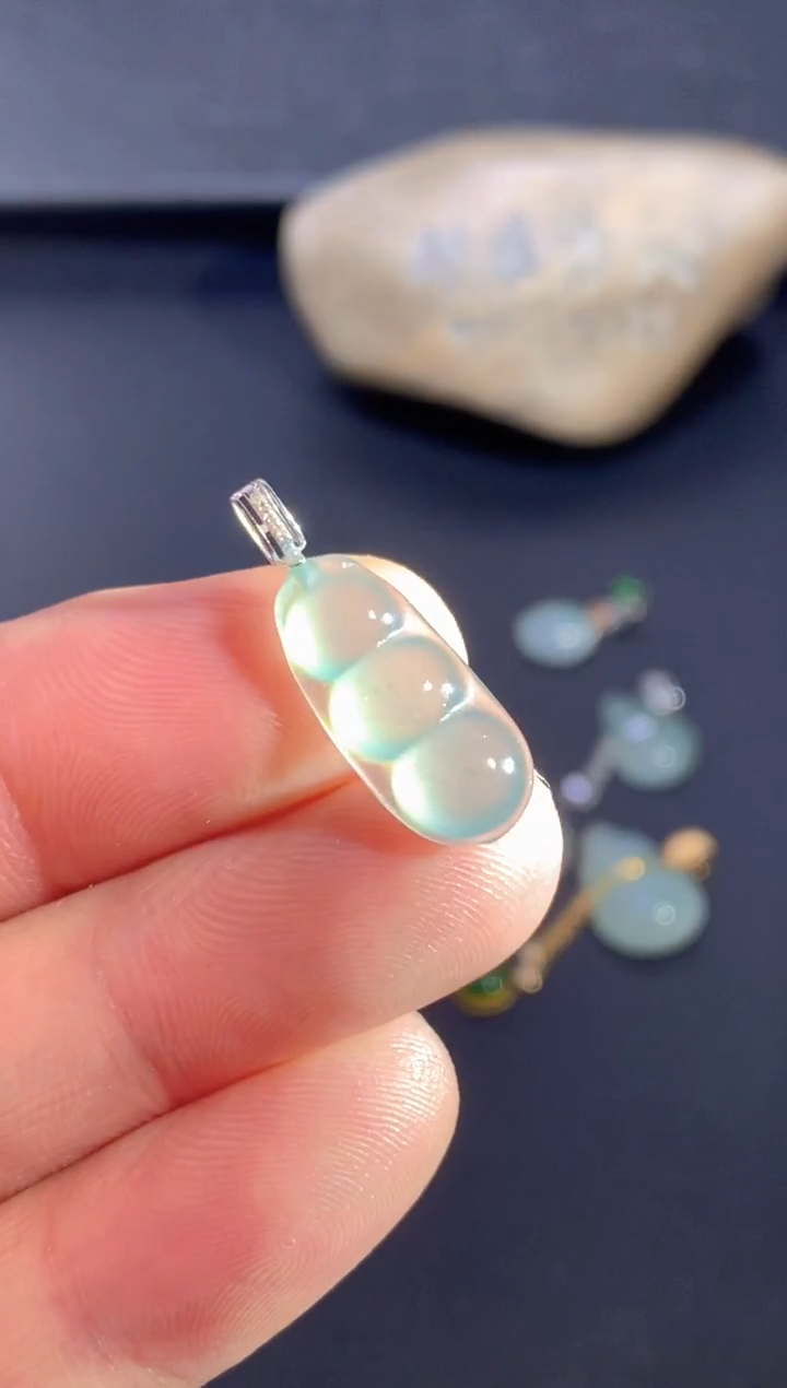 颈饰18K金镶嵌翡翠        