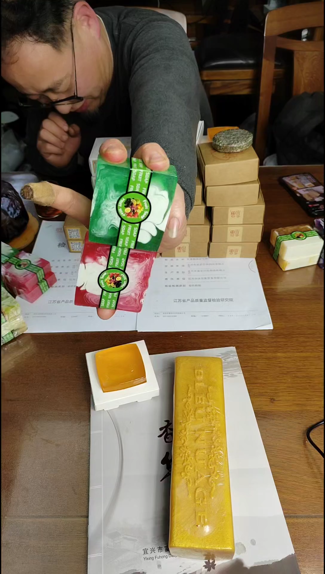 两个炫彩精油沐浴皂【颜色见图】
