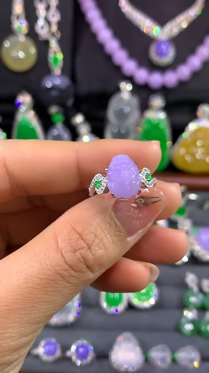 18K金镶嵌戒指翡翠戒指